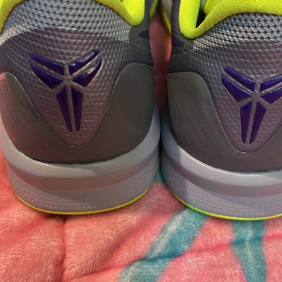 SALE 🔥🔥Vintage Collector Kobe Venomenon 4 Grey. Size:9.5. Serious offers only. - Picture 9 of 10